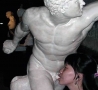 Funny Pictures - Sucking on Statue
